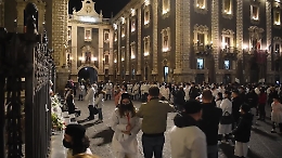 Sant'Agata, il covid non ferma i devoti inginocchiati davanti la Cattedrale a Catania