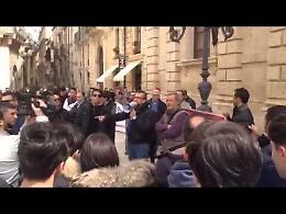 Siracusa, protesta davanti comune (2)