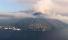 Sullo Stromboli l'attività continua, esplosioni di lava e crolli