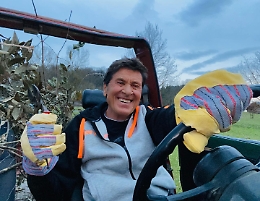 Incidente domestico per Gianni Morandi: ustioni a mani e gambe
