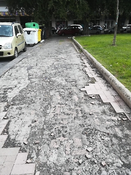 Piazza Roma: marciapiedi pericolosi per i pedoni