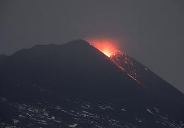Il risveglio dell'Etna, attivit&agrave; stromboliana dal cratere di Sud Est