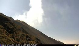 Stromboli, il vulcano d&agrave; spettacolo: esplosioni e lapilli incandescenti