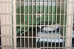 Telefonini in carcere: sei detenuti rischiano grosso