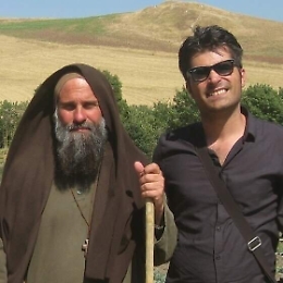 Fratel Biagio e i migranti negli scatti di Giacomo Palermo