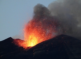 Etna, nuovo parossismo con fontane di lava e nube di cenere