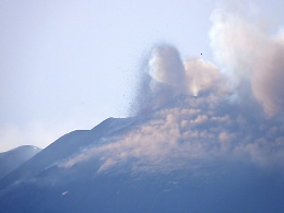 L'Etna riprende quota: altra fontana di lava dal Cratere di Sud-Est