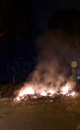 Vittoria (RG): incendiati rifiuti nel quartiere Fanello