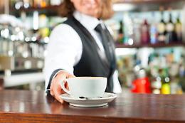 Il giorno delle riaperture, sì al caffè al bancone del bar e la cena nei ristoranti al chiuso