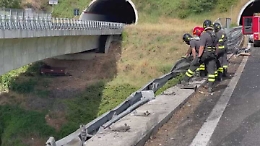 Un volo di 20 metri dal viadotto sull'A2: così sono morti due camionisti adraniti