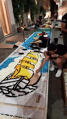 Gli infioratori di Noto in via della Spiga: la fotogallery della prima infiorata milanese