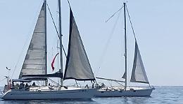 Un drappo rosso sull'albero maestro: la regata contro la violenza della Lni di Aci Trezza