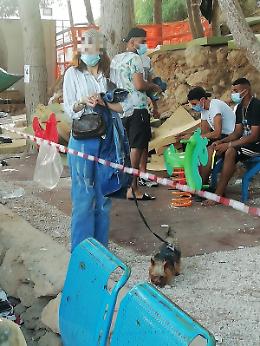 Sbarca con bandana, borsetta e cagnolino e il leghista protesta: «E' in vacanza?»