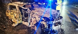 Carini, auto finisce contro un muro e prende fuoco: muore un sedicenne