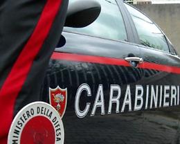Calci, pugni e bastonate ai vicini, arrestati padre e figlio minorenne