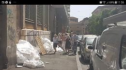 Catania: turisti fanno la gimkana tra i rifiuti