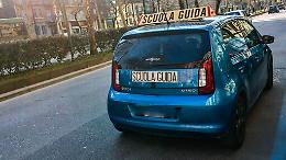 Bocciato all'esame di guida, danneggia la vetrina dell'autoscuola