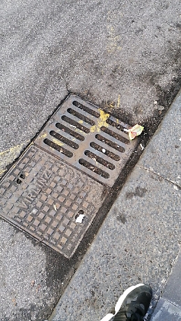 Catania, via Papale: marciapiede disconesso e tombini otturati
