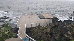 Acicastello: piattaforme in attesa delle mareggiate