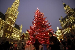 Meglio dire "buone feste" che "buon Natale" e sull'Ue è bufera
