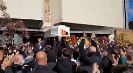 Uccisa a Misterbianco, l'ultimo saluto a Jenny tra striscioni, ghirlande e infinito dolore