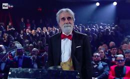 La serata delle cover col ritorno di Beppe Vessicchio all'Ariston