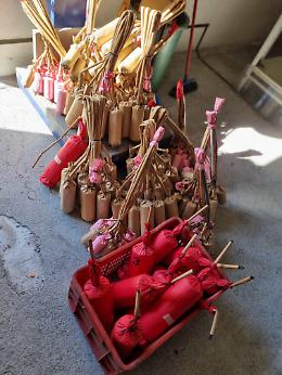 Fuochi artificiali senza etichetta in fabbrica a S. Venerina: sequestro e denuncia