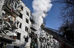 Ucraina, i russi sono alle porte di Kiev e controllano Chernobyl: piovono cento missili, decine le vittime