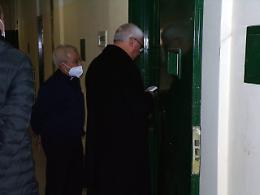 Mons. Renna nel carcere di Piazza Lanza: detenuto gli cosparge il capo di cenere