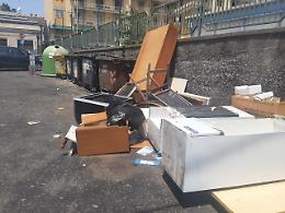 Catania, rifiuti ingombranti: "Telefono inesistente, se fossi un incivile avrei risolto"