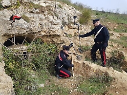 Furto in una necropoli nel Palermitano: 5 arresti