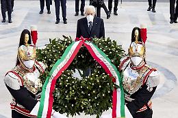 25 Aprile, il presidente Mattarella all'Altare della Patria