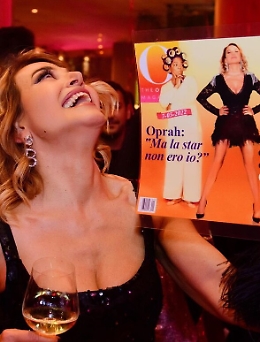 Il Bday di Barbara D'Urso: 65 anni festeggiati tra piume e calze a rete