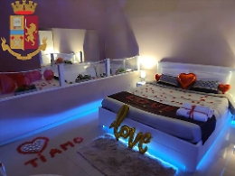 Affittavano un monolocale alle coppiette per gli incontri clandestini: denunciati