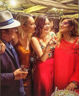 I 35 anni di Romina Carrisi: festa con mamma, papà e le sorelle Cristel e Jasmine
