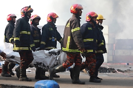 Bangladesh: esplosione in deposito container, almeno 40 morti