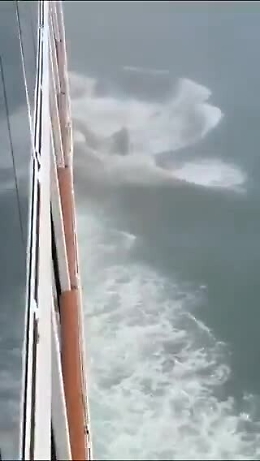 Nave da crociera norvegese urta un iceberg: paura a bordo