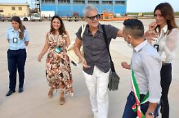 Lampedusa, arriva Baglioni e il sindaco lo va a prendere all'aeroporto