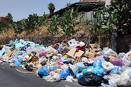Rifiuti a Catania, cittadini perdono la pazienza e inviano diffide al Comune: pronti a chiedere rimborso Tari