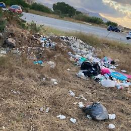 L'immane inciviltà di chi va a festeggiare la sera in spiaggia