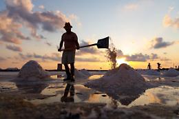 Diventa "spettacolo" la raccolta manuale del sale sotto la luna