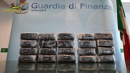 In auto con 10 chili di hashish: arrestati due corrieri della droga al casello di Buonfornello