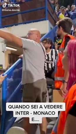 Va a vedere la partita dell'Inter con la maglia della Juve: urla e insulti e alla fine se la toglie