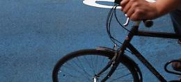 Ciclista si scontra con un'auto e muore sul lungomare nel Messinese