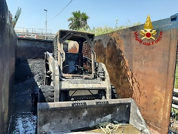 Tir in fiamme sull'Asse dei Servizi vicino ad impianto di carburanti