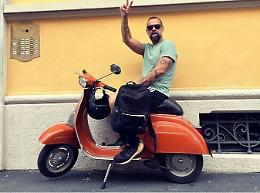 Fabio Volo, rubano la sua "vespetta" e lui si rivolge ai ladri: "Sarei felice di ricomprarla"