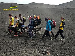I finanzieri del Soccorso alpino di Nicolosi soccorrono sull'Etna una turista francese  a quota 2600