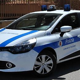 Materassi e cuscini giù da una motoape: sequestro e verbale per un palermitano