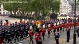 Il feretro di Elisabetta II a Westminster per il funerale