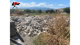 Scarti edìli sversati in un terreno agricolo: tre denunciati